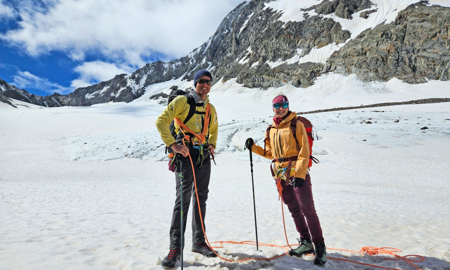 <p>Am Gletscher auf dem Weg zum Wilden Pfaff: Bergführer Bertl und Lubika.</p>