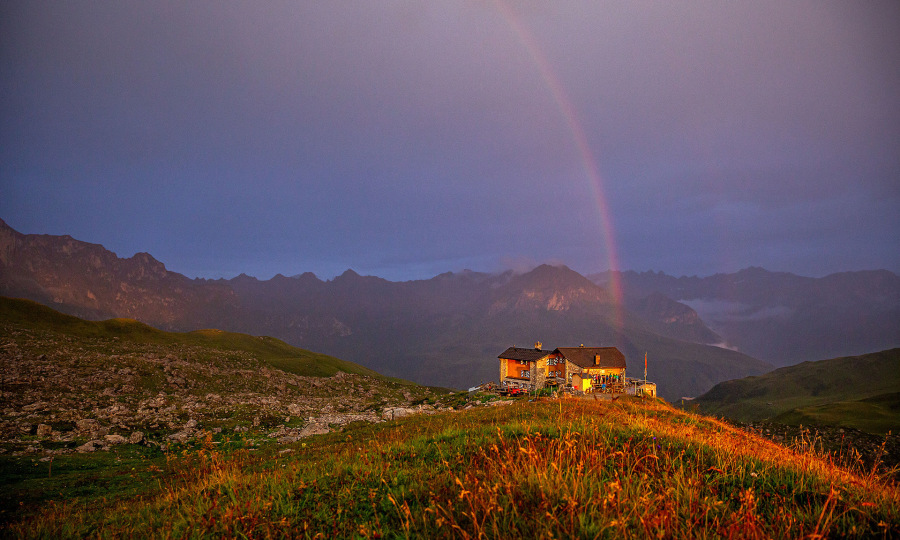 <p>Am Ende des Regenbogens wartet das Glück: die Carschinahütte.</p>