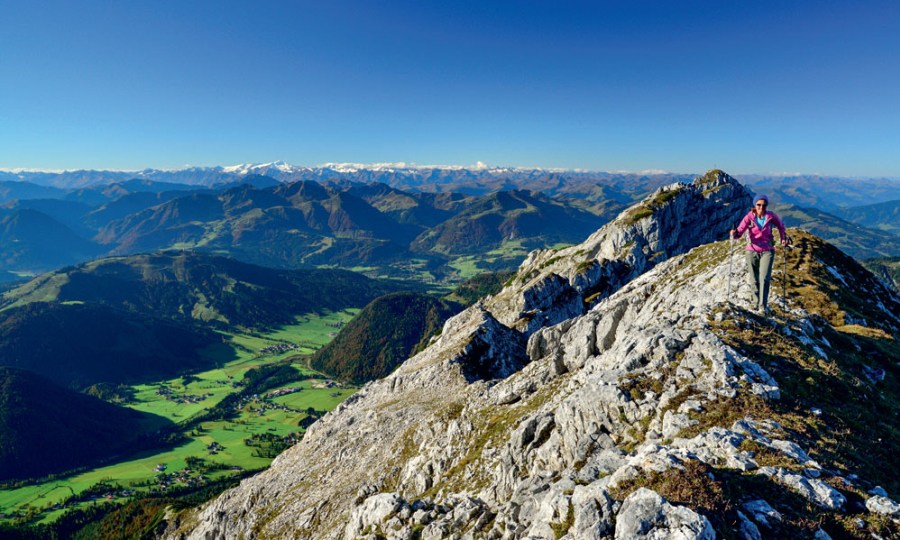 <p>Anstieg zum Schaflegg, hinten Großvenediger (l.) und Zillertaler Berge.</p>