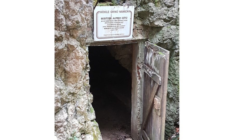 <p>Der Eingang zur "Höhle ohne Namen" in Stein am Wasser in der Fränkischen Schweiz. Wer fühlt sich bei diesem Anblick nicht willkommen?!</p>