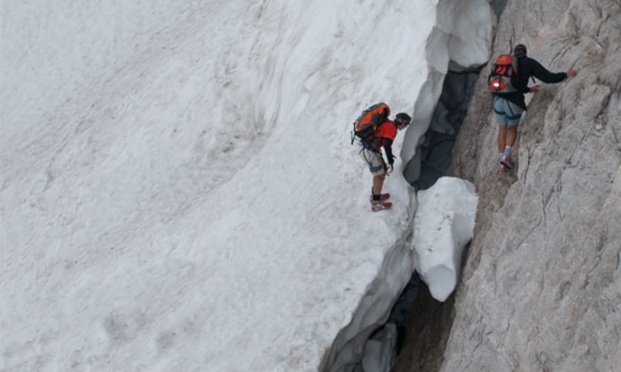 <p>Noch ist die Randkluft am Höllentalferner passierbar, aber mit fortschreitender Jahreszeit wird der Spalt immer breiter.</p>