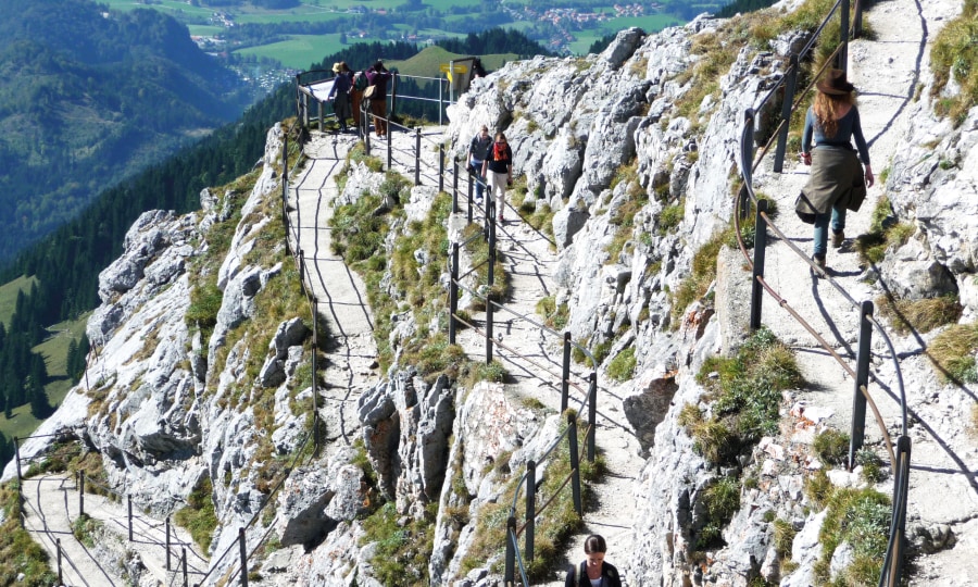 <p>Der Wendelstein gilt als Negativ-Beispiel für die Verbauung im alpinen Raum. 1971 wurde auf seinem Gipfel der Bayerische Alpenplan ins  Leben gerufen.</p>