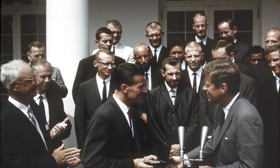 <p>Helden der Nation: Norman Dyhrenfurth wird von John F. Kennedy 1963 mit der selten verliehenen Hubbard-Medaille ausgezeichnet.</p>