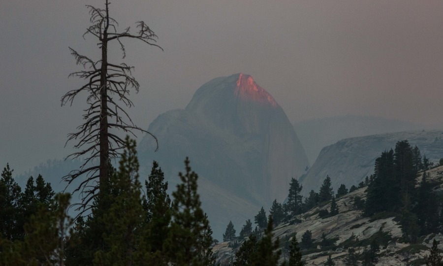 <p>Eingehüllt: Rauchschwaden aus dem benachbarten Sierra National Forrest trüben den Blick auf den Half Dome. </p>