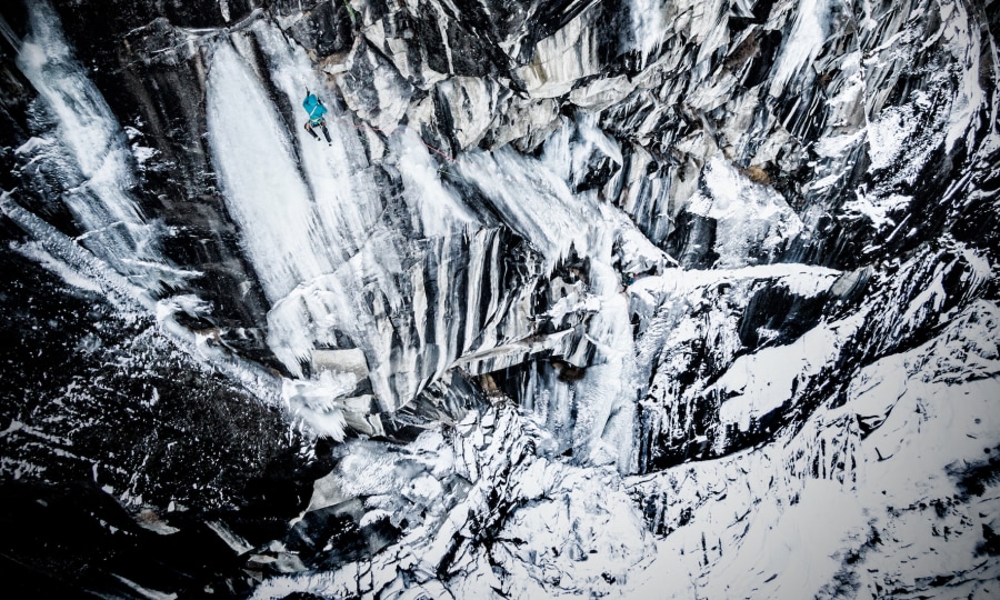<p>Simon Gietl in der neuen Tour "Räuber Hotzenplotz" linkerhand des bekannten Kofler-Wasserfalls im Tauferer Ahrntal, Südtirol, im Januar 2019.</p>