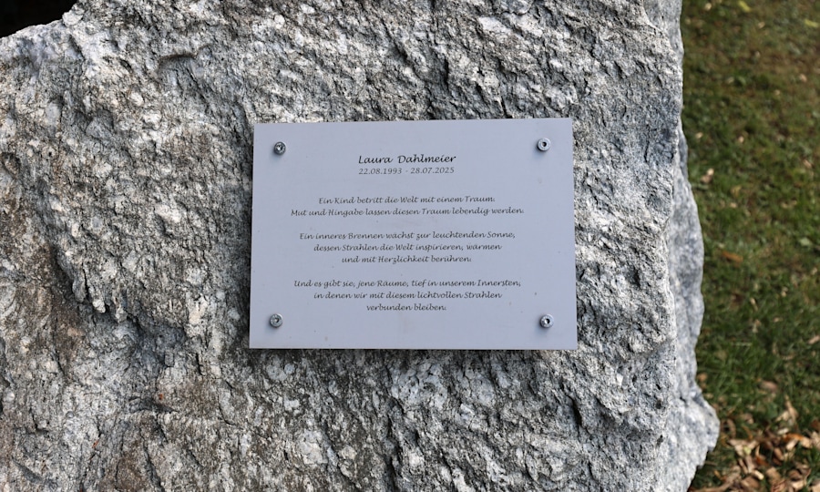 <p>Tafel und Stein an der Gedenkstätte für die tödlich verunglückte Laura Dahlmeier.</p>