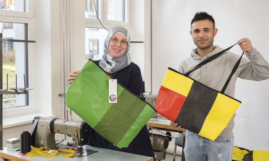 <p>Sichtbarer Erfolg: Noura Batrdouk  und Mahmoud Algasser mit denen von ihnen hergestellten Taschen.  </p>