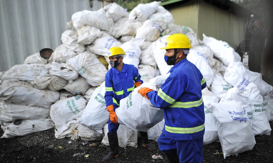 <p>Entsorgung des am Everest gesammelten Mülls (Foto aus dem Jahr 2019).</p>