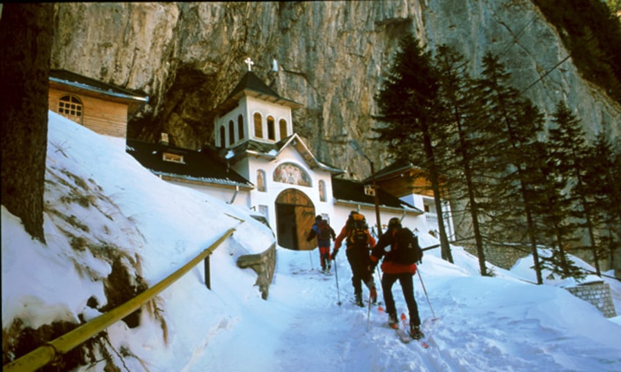 <p>Andacht statt Trubel: Die Besichtigung des berühmten Felsenklosters von Pestera ist für Skitourengeher ein Muss.</p>