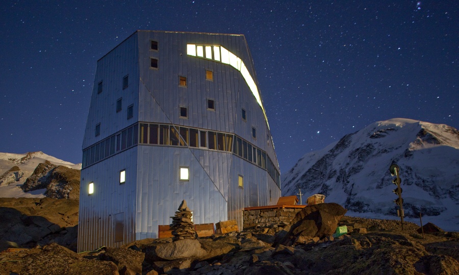 <p>Sieht aus wie eine Raumstation im Weltall, ist aber der Ausgangspunkt für den Normalweg auf die Dufourspitze. </p>