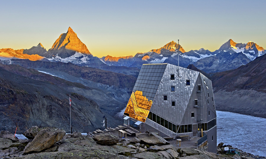<p>Sieht aus wie eine Raumstation im Weltall, ist aber der Ausgangspunkt für den Normalweg auf die Dufourspitze: Die Monte-Rosa-Hütte. </p>