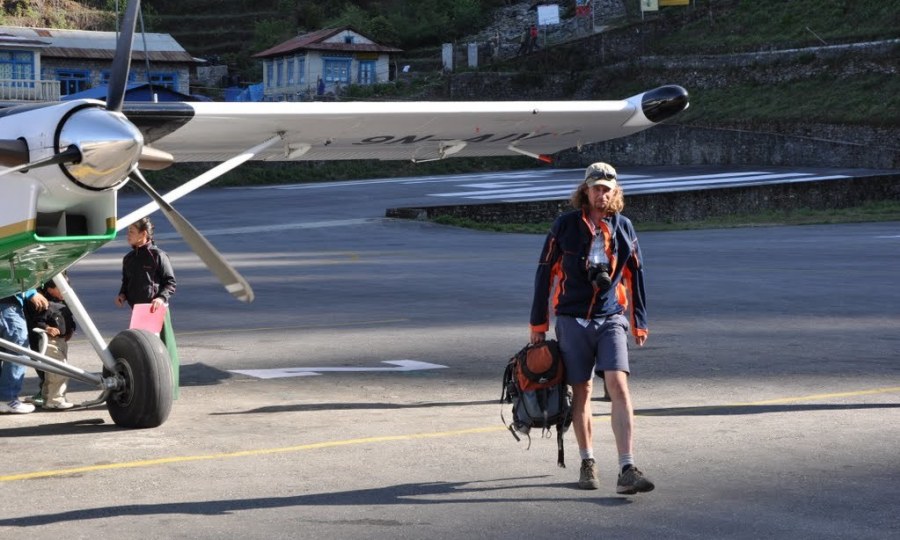 <p>Am Flughafen in Lukla: Portalmanager Holger Rupprecht am Beginn seiner Trekking-Tour ins Basecamp des Everest.</p>