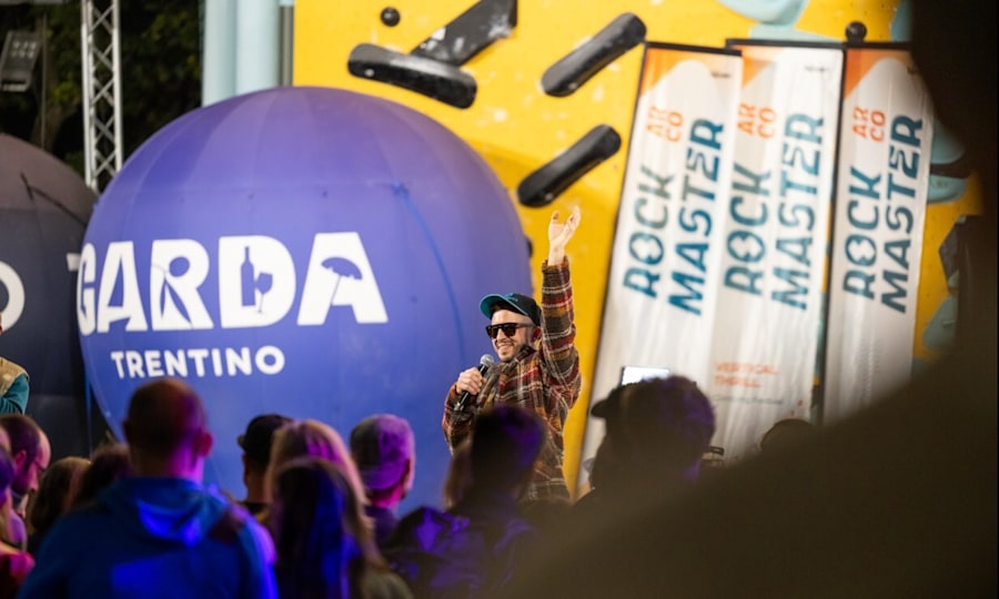 <p>"Hello Climbing- and Party-People!": Einer der Moderatoren macht Stimmung.</p>