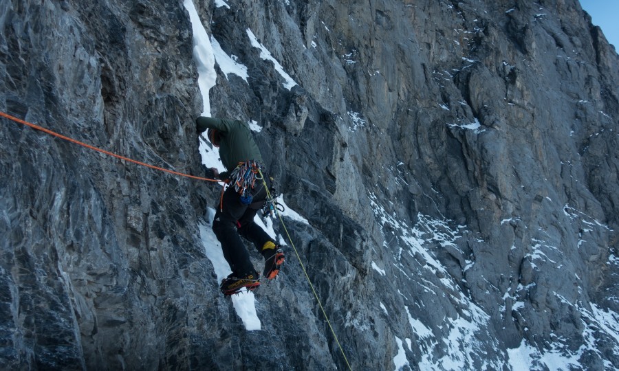 <p>Thomas Huber klettert die erste steile Wand nach dem zweiten Eisfeld.  </p>