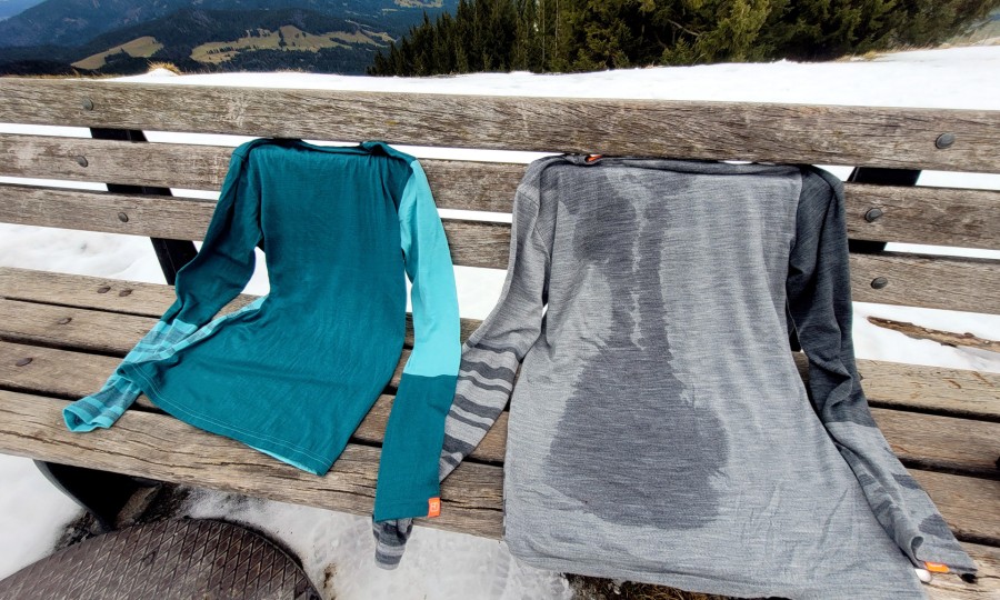 <p>Zwei Shirts nach der Tour: eins verschwitzt, eins fast trocken.</p>