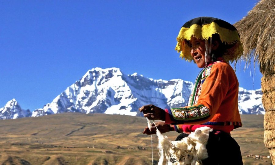 <p>Das Leben in den Hochtälern der Anden ist karg. Lama- und Alpakazucht ernähren die Menschen. Mit einfachen Handspindeln wird aus dem Fell des Alpakas Wolle erzeugt. <strong>Länder-Menschen-Abenteuer</strong></p>