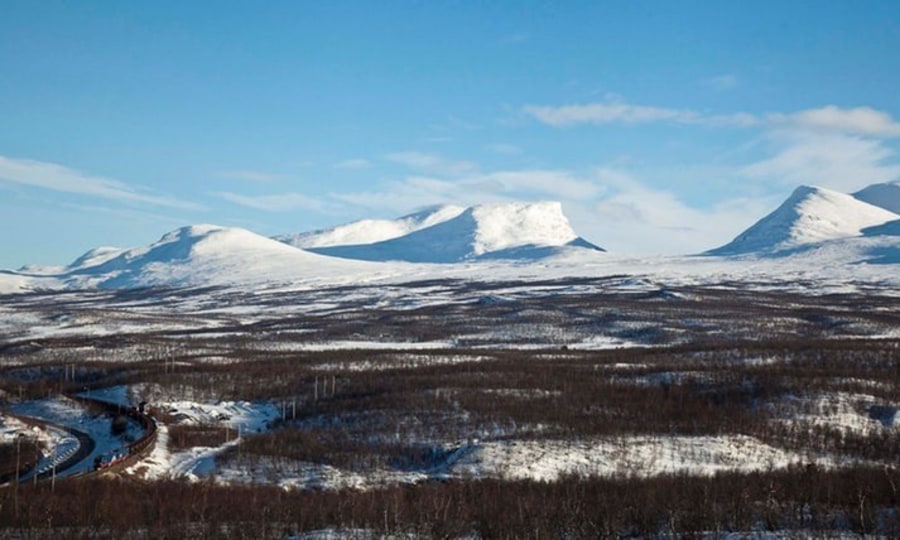 <p>Lapporten - die bekannteste Bergsilhouette Lapplands.<strong> Leben am Polarkreis - Mit dem Zug durch Schwedens Norden</strong></p>