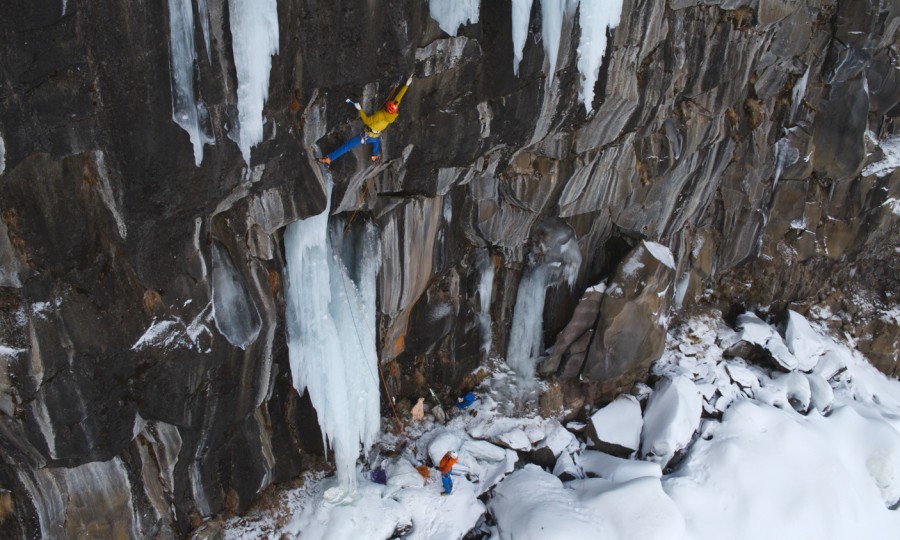 <p>Extreme Route: Benedikt Purner beim Eisklettern in der "Shelter of the gods" im Norden Islands. </p>