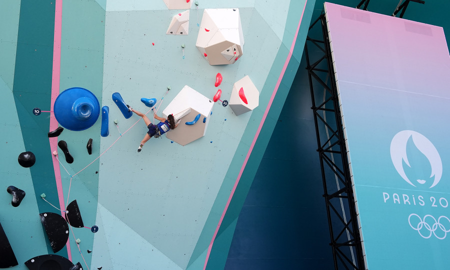 <p>Brooke Raboutou an der Kletterwand</p>