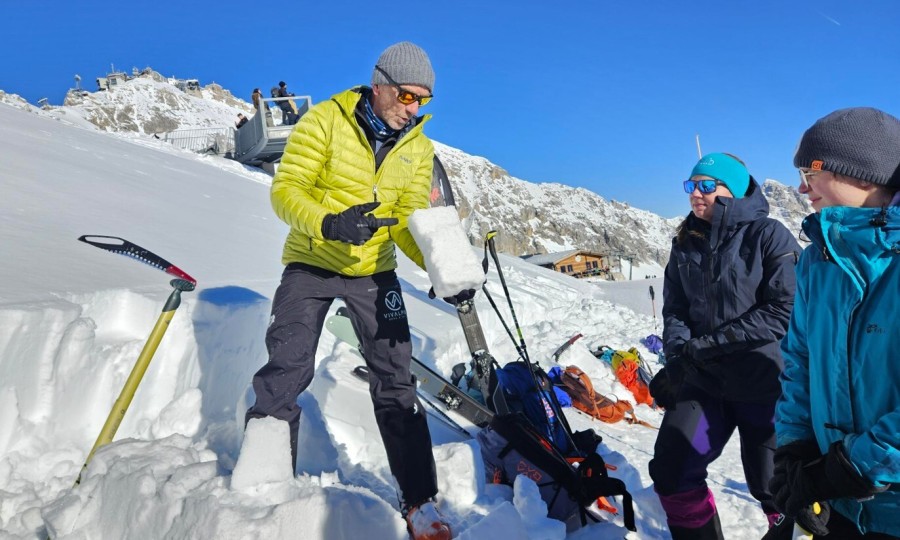 <p>Erste Praxis-Station des Lawinensymposiums: Schneedeckentests mit Walter Schmid.</p>