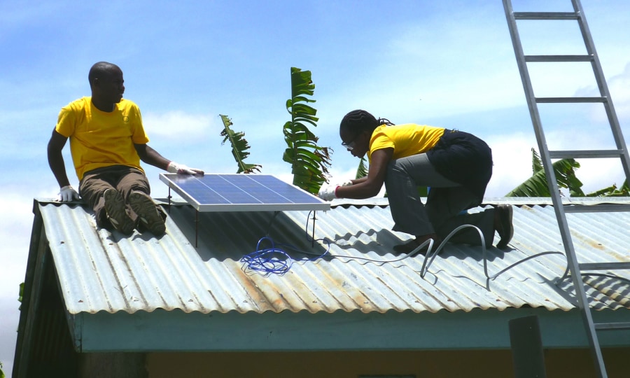 <p>Hierhin fließt ein Teil der Spendengelder aus der Klimakompensation: Äthiopier installieren eine finanzierte Solarstromanlage auf ihrem Dach.</p>