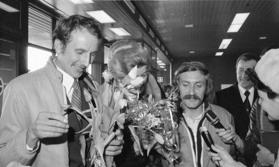 <p>Gefeiert: Leszek Cichy (li.) and Krzysztof Wielicki (2. v. li.) bei der Rückkehr in die polnische Heimat 1980.</p>