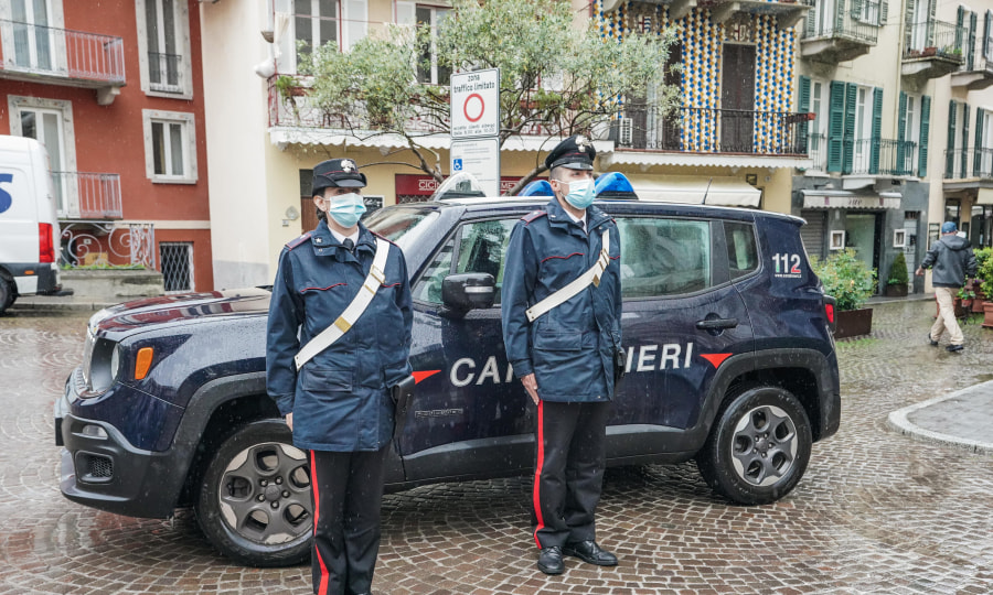 <p>Angehörige der Carabinieri während einer Schweigeminute für die Opfer des Seilbahn-Unglücks in Stresa.</p>