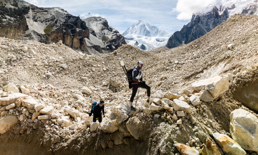 <p>Benedikt Böhm und Prakesh Sherpa am Himlung Himal</p>