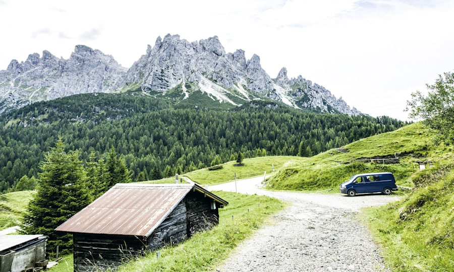 <p>Kurvige Passstraßen, einsame Bergdörfer und familienfreundliche Wanderungen: In den Karnischen Alpen.</p>