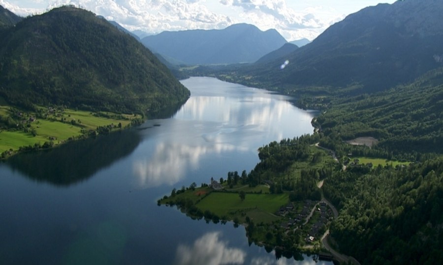 <p>Der Grundlsee liegt im steirischen Teil des Salzkammerguts, sein Wasser besitzt Trinkwasserqualität. Die Alpen von oben.</p>