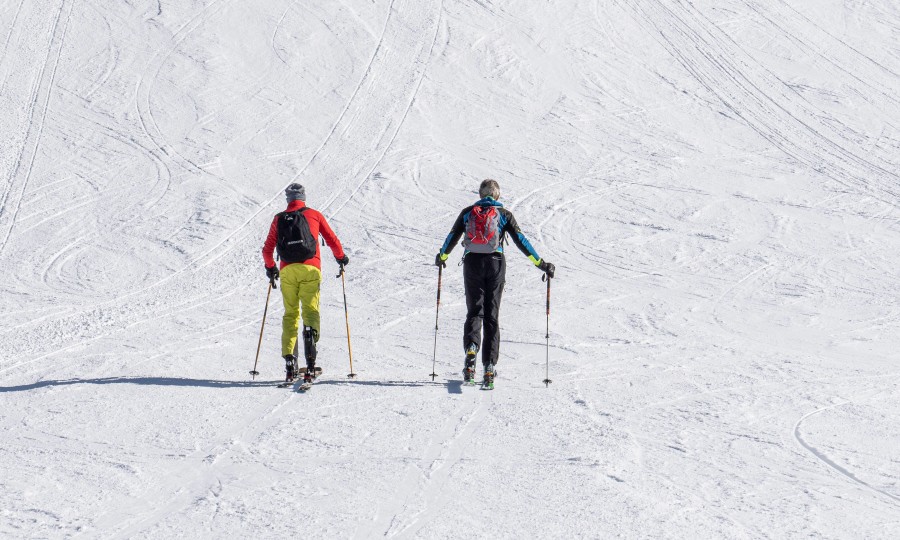 <p>Die Abfahrt auf der Piste muss man sich beim Skitourengehen erst verdienen.</p>