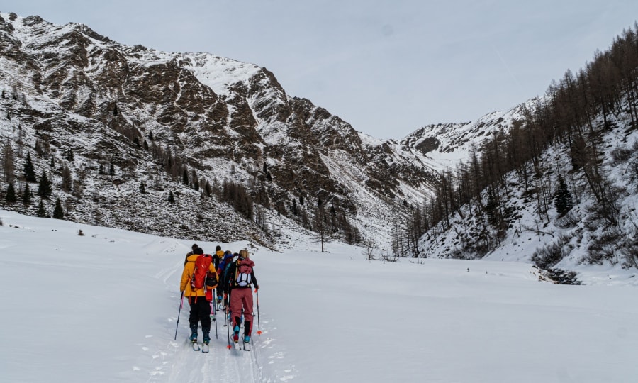 <p>Ein seichter Einstieg mit atemberaubendem Ausblick: eine kleine Gruppe  beim Skitouring während des Alpine Campus.  </p>