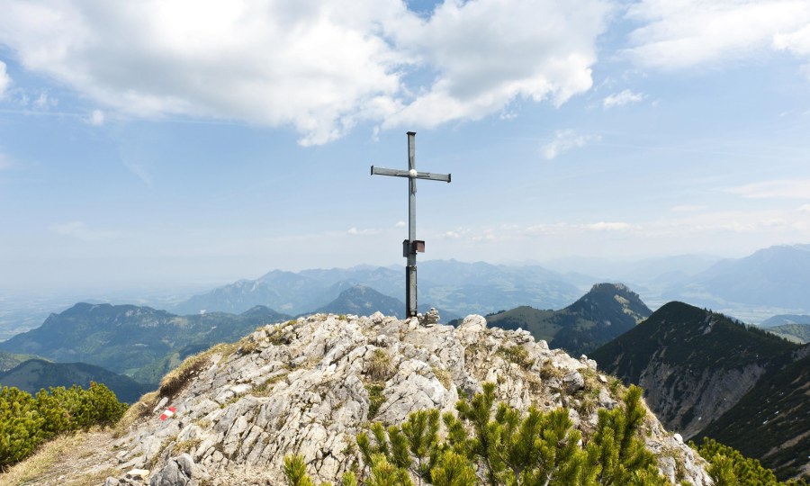 <p>Gipfelkreuz am Großen Traithen mit Blick zum Wilden Kaiser.</p>