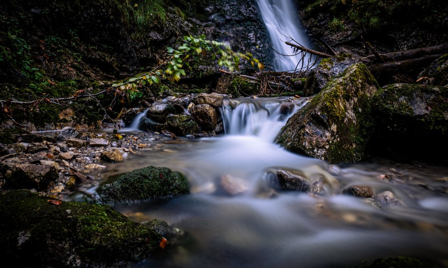 <p>Nicht nur die Gipfel locken im Herbst, auch das Wasser bekommt einen besonderen Reiz, wie z.B. hier am Sillbach-Wasserfall bei Bayrischzell.</p>