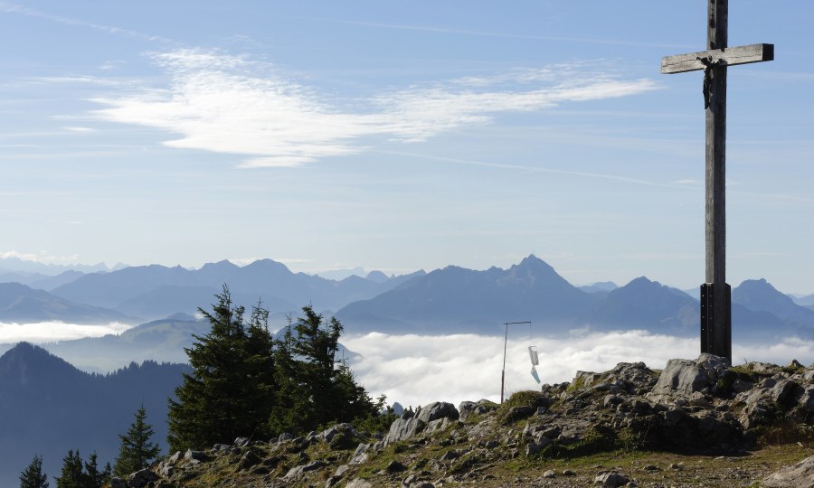 <p>Von der Hochries kann man den Blick über das Kaisergebirge, das Inntal und die Bayerischen Voralpen schweifen lassen.</p>