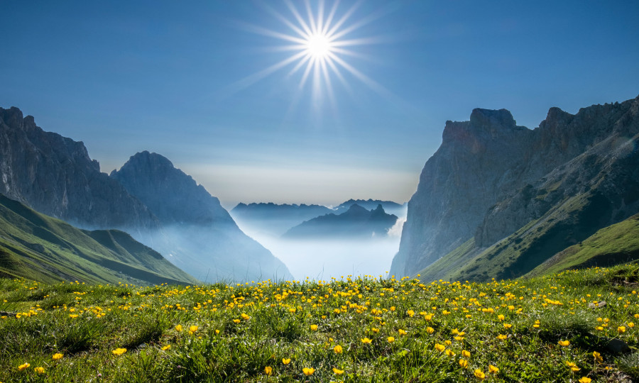 <p>Morgenstund: Blick vom Scharnitzjoch zur Gehrenspitze (r.), jenseits der Leutasch ragen die Arnspitzen aus dem Morgendunst.</p>