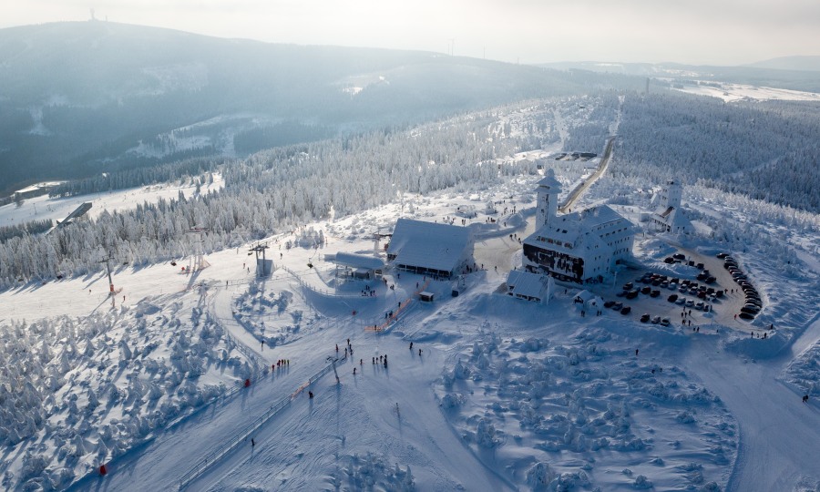 <p>Auch im Erzgebirge gibt es einige Skigebiete und Tourenmöglichkeiten.</p>