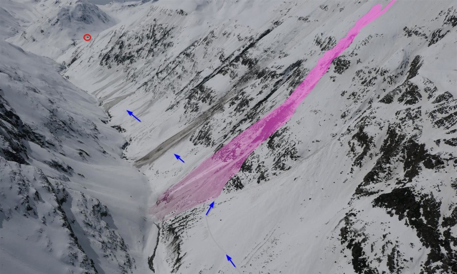 <p>Eingefärbt ist die Unfalllawine. Die blauen Pfeile markieren die Aufstiegsroute zur Martin-Busch-Hütte (roter Kreis) durch das Niedertal. (Foto: 11.04.2024)</p>