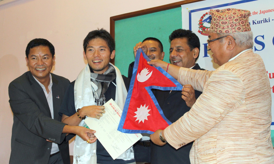 Nobukazu Kuriki (2.v.li.) bei der feierlichen Übergabe seiner Besteigungserlaubnis am 23. August 2015 in Kathmandu.
