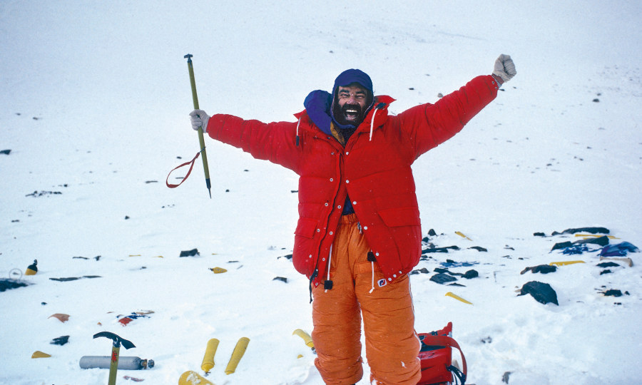 <p>So sehen Sieger aus: Oswald Oelz bejubelt seinen erfolgreichen Gipfelgang zum Everest im Südsattel.</p>