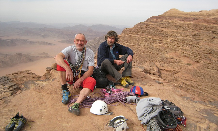 <p>"Old boys play“: Reinhold Messner und Oswald Oelz nach der Erstbesteigung eines Felsturms im Sandsteinwunderland Wadi Rum.</p>