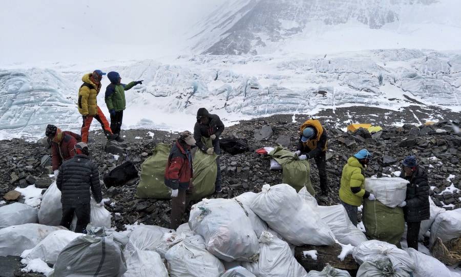 <p>Müllbeseitigung: Helfer entfernen den Abfall an der Nordseite des Mount Everest.</p>