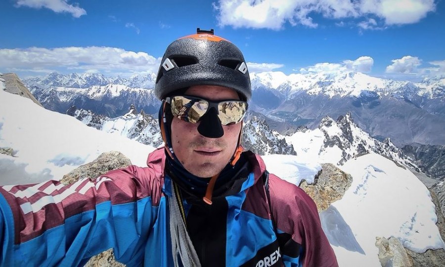 <p>Fabian Buhl am Gipfel des Gulmit Tower (5801 m) im Karakorum.</p>