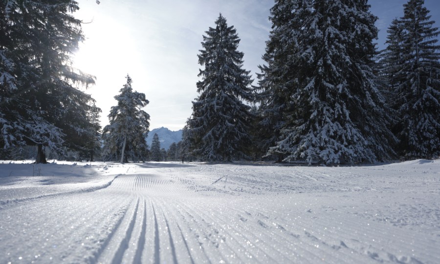 <p>Winterzeit im ZugspitzLand: Bei guter Schneelage sind die Loipen gespurt.</p>