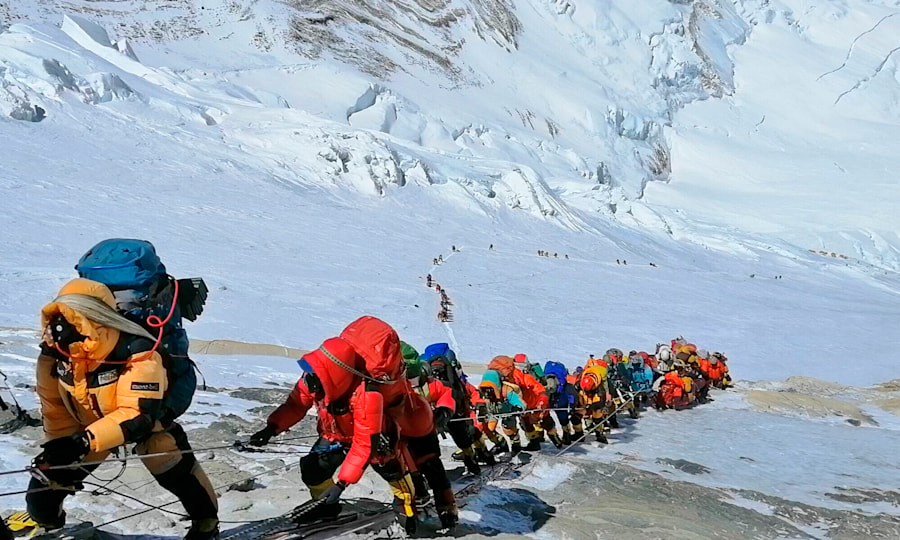 <p>Inzwischen ein gewohntes Bild: Bergsteiger in einer langen Schlange am Everest.</p>