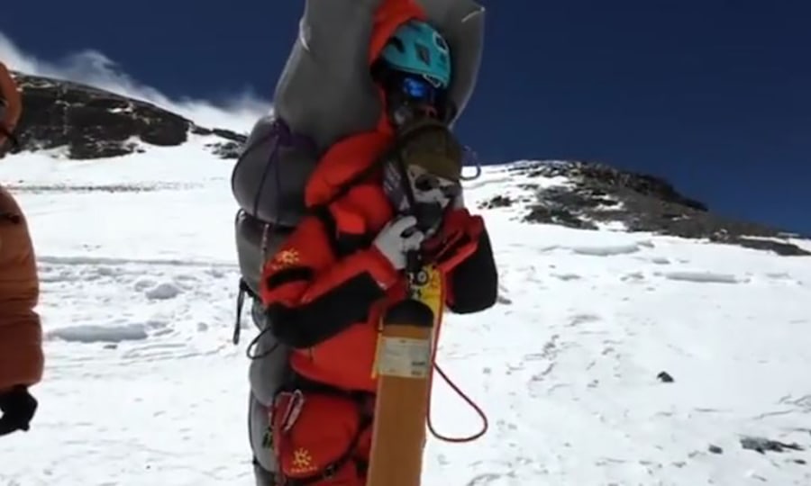 <p>Rettungsaktion 2023: Gelje Sherpa trägt erschöpften Bergsteiger über Stunden vom Berg. </p>