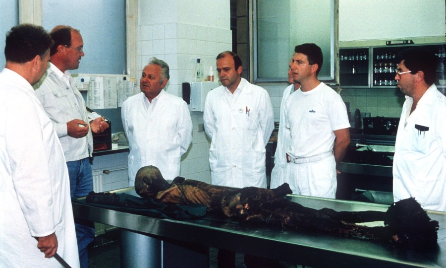 <p>Professor Konrad Spindler (2.v.l) untersucht mit einem internationalen Team von Wissenschaftlern im September 1991 erstmals die Mumie.</p>