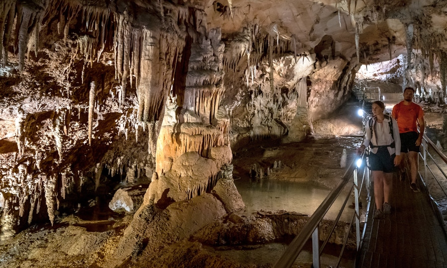 <p>Touristenattraktion: Die Höhlen und Grotten entlang der Küste sind häufig das Ziel von Tagesgästen.</p>