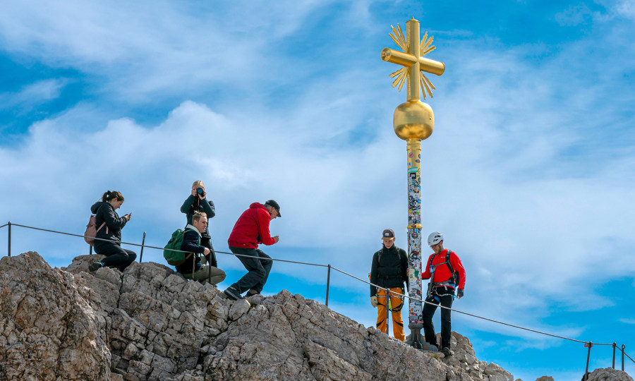 <p>Das wohl bekannteste deutsche Gipfelkreuz: Auf der Zugspitze.</p>