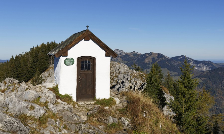 <p>Kapelle Unsere Liebe Frau zu Audorf am Gipfel vom Brünnstein, hinten der Wendelstein</p>
